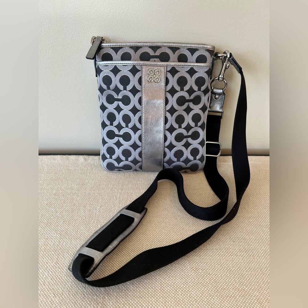 Coach Julia Op Art Swing Pack in Black & Silver w Fuchsia Lining - Picture 10 of 10